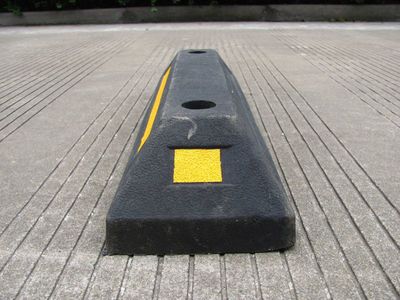 橡塑車輪定位器 提升交通設(shè)施安全與停車管理效能