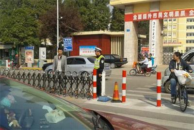 淮陰公安分局創(chuàng)新設(shè)置“可變護(hù)欄”，精準(zhǔn)破解校園門前交通頑疾